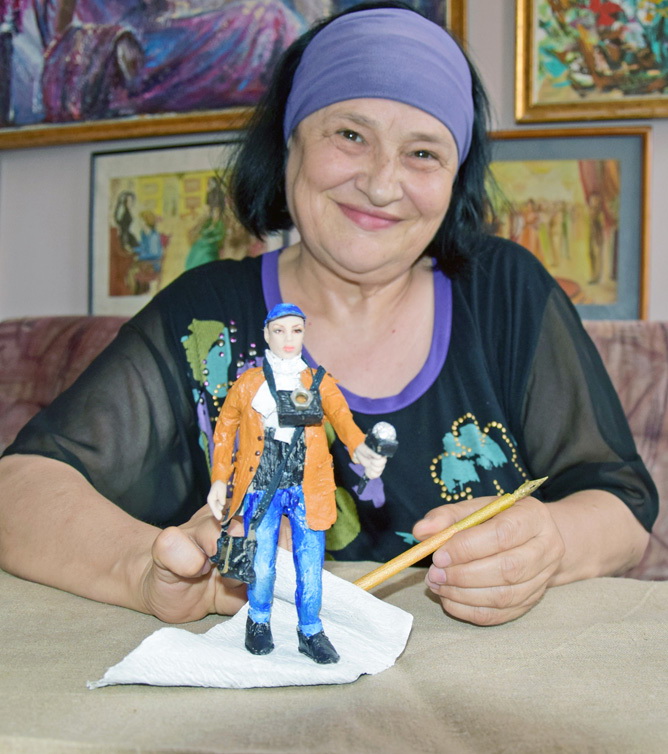 Наталія Басараб не приховує задоволення від щойно завершеної роботи — ляльки‑журналіста. Фото автора